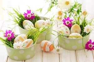 10-aranjamente-decorative-cu-flori-si-oua-colorate-pentru-Pasti